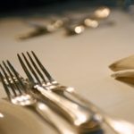 由来はダークヒーローの隠れ家！「人気レストランと食事作法」